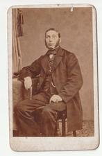 CDV man met bakkebaarden op stoel door H.C. de Heer Arnhem, Gebruikt, Verzenden, Foto, Voor 1940