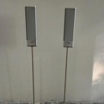 Loewe speakers op standaard beschikbaar voor biedingen