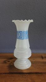Stijlvol oud vaasje wit glas met motief, Antiek en Kunst, Antiek | Vazen, Ophalen of Verzenden
