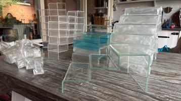 Acryl displays om bijv beeldjes op te showen beschikbaar voor biedingen