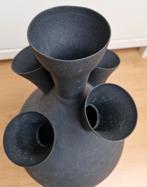 Metalen, zwart gepoedercoate vaas., Huis en Inrichting, Woonaccessoires | Vazen, Ophalen, Overige materialen, Zwart, Zo goed als nieuw