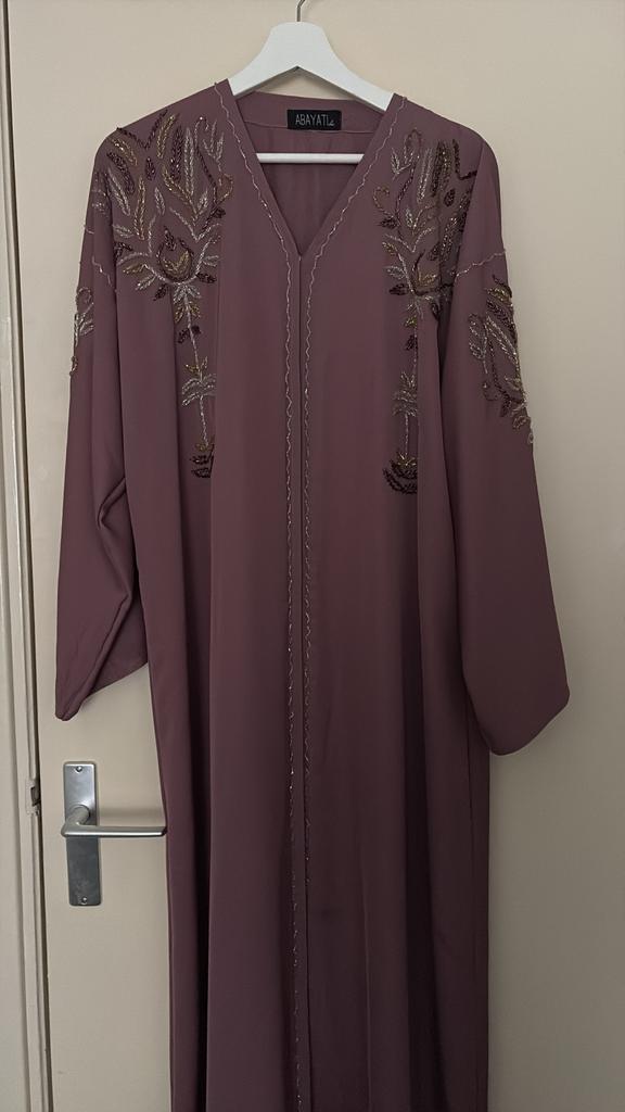 Elegante Dubai Abaya met borduursel, Maat 38/40 (M), Paars, Ophalen of Verzenden, Zo goed als nieuw