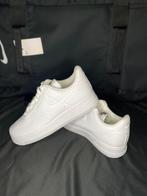 NIKE AIR FORCE 1 LOW WHITE METALLIC GREY - maat 40.5, Kleding | Dames, Schoenen, Wit, Nike, Nieuw, Ophalen of Verzenden