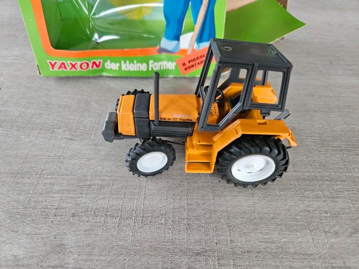 Renault Trekker Yaxon - Vintage Speelgoed Tractor, Hobby en Vrije tijd, Modelauto's | 1:32, Gebruikt, Tractor of Landbouw, Overige merken