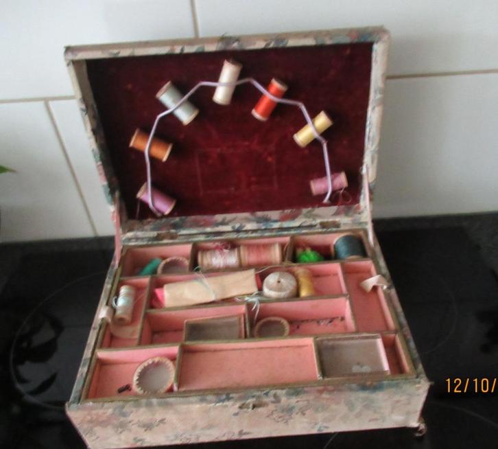 ZELDZAME ANTIEKE GEBLOEMDE NAAIDOOS /BORDUURDOOS MET GARENS, Antiek en Kunst, Curiosa en Brocante, Ophalen of Verzenden