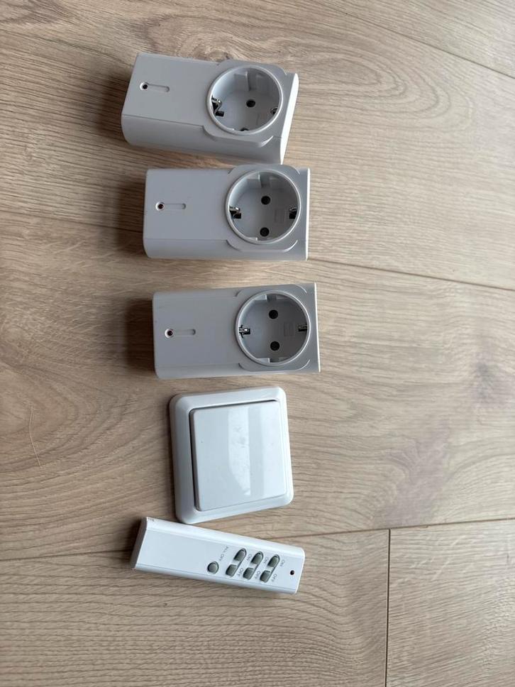 KlikAanKlikUit Set, Afstandsbed. en Internet Control Station, Doe-het-zelf en Verbouw, Elektra en Kabels, Zo goed als nieuw, Schakelaar
