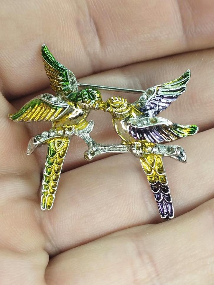 Een prachtige vintage broche met twee kolibries, Sieraden, Tassen en Uiterlijk, Broches, Zo goed als nieuw, Overige materialen