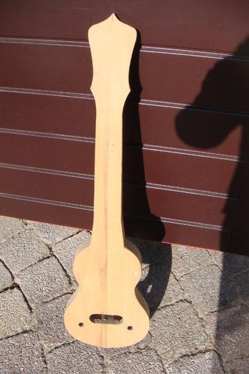Houten gitaar beschikbaar voor biedingen