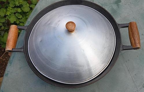 Super gietijzeren wok met houten grepen en deksel (G269), Huis en Inrichting, Keuken | Potten en Pannen, Gebruikt, Wok, Gietijzer
