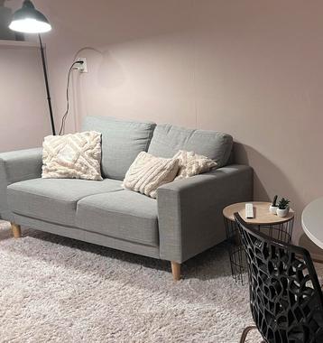 Nieuwe, kleine, comfortabele bank