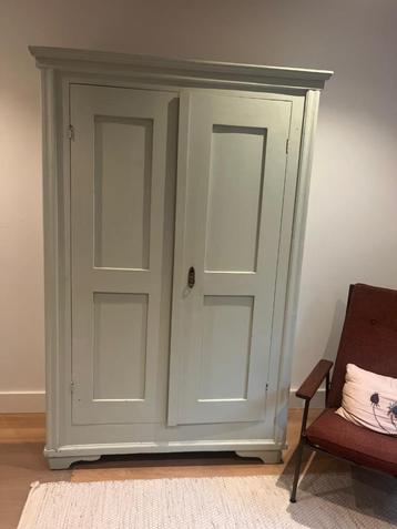 Charmante houten kast  (116x50x176) beschikbaar voor biedingen