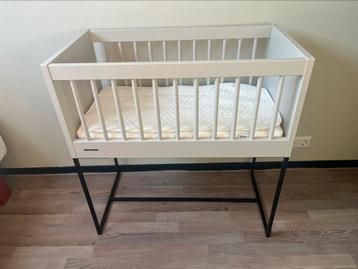 Nieuwe Kidsmill co-sleeper met matras, matrasbeschermer beschikbaar voor biedingen