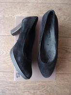 Mooie suede zwarte dames Tamaris pumps maat 40, Tamaris, Pumps, Zwart, Ophalen of Verzenden