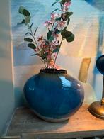 Prachtige grote blauwe ovale aardewek vaas, Ophalen, Zo goed als nieuw, Aardewerk of Porselein, Minder dan 50 cm