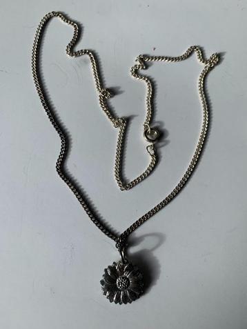 zilveren kettinkje met bloemetje beschikbaar voor biedingen