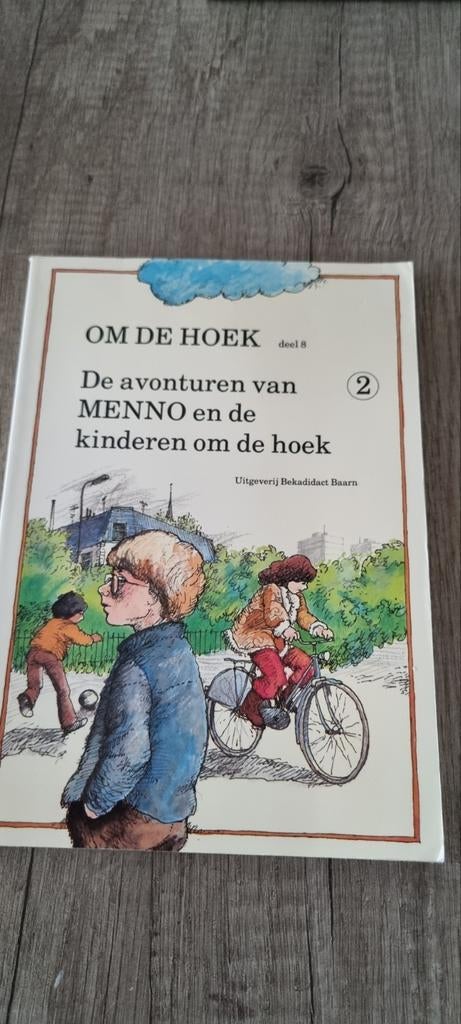 Om de Hoek - De avonturen van Menno, Boeken, Ophalen of Verzenden, Gelezen, Onbekend, Fictie algemeen