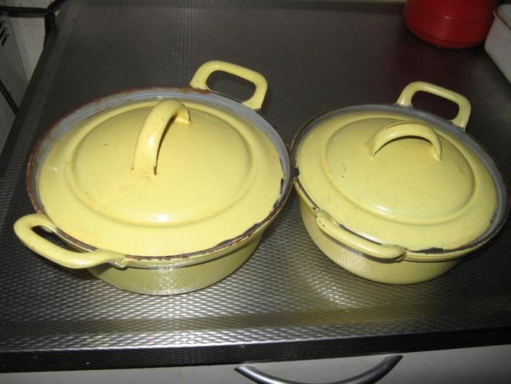 Drie vintage gietijzeren pannen lichtgeel 18/20/24 cm, Huis en Inrichting, Keuken | Potten en Pannen, Gebruikt, Koekenpan of Braadpan