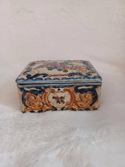 Keramieken Sieradendoosje met Bloemmotief, Antiek en Kunst, Antiek | Woonaccessoires, Ophalen of Verzenden