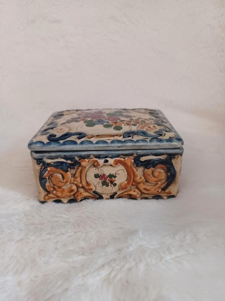 Keramieken Sieradendoosje met Bloemmotief, Antiek en Kunst, Antiek | Woonaccessoires, Ophalen of Verzenden