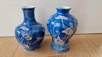 2 blauwe (Chinese stijl) vaasjes met bloemen ca. 14 cm hoog, Blauw, Aardewerk of Porselein, Ophalen of Verzenden, Zo goed als nieuw