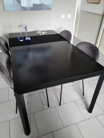 Eettafel zwart hout met metalen poten. Design beschikbaar voor biedingen