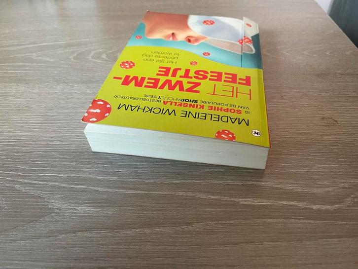 Het Zwemfeestje - Madeleine Wickham, Boeken, Romans, Zo goed als nieuw, Nederland, Ophalen of Verzenden