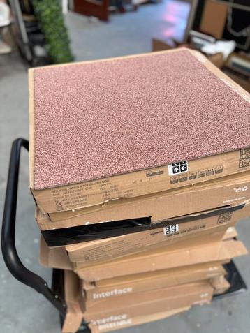 Partij tapijttegels 38m2 beschikbaar voor biedingen