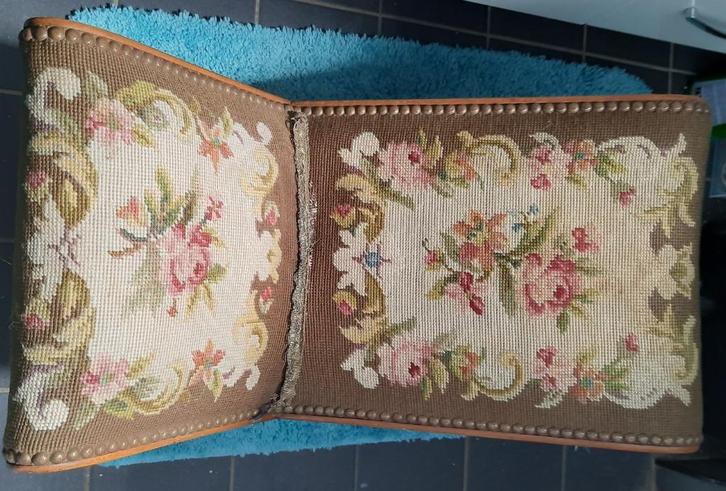 Mooie gobelin geborduurde voetenschommel, Huis en Inrichting, Banken | Voetenbanken en Poefen, Gebruikt, Minder dan 50 cm, 50 tot 75 cm