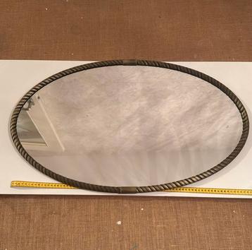 Ovale spiegel met bronskleurige rand beschikbaar voor biedingen