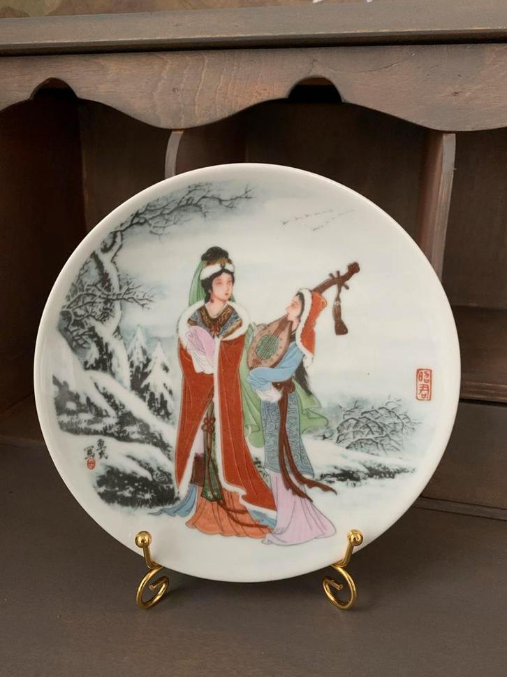 Japans bordje met klederdracht en winterlandschap, Antiek en Kunst, Antiek | Wandborden en Tegels, Ophalen of Verzenden