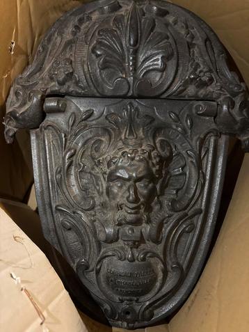 Antieke gietijzeren brievenbus Corneau Frères (Ca.1880–1910) beschikbaar voor biedingen