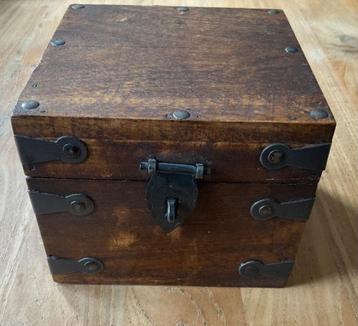 kleine vintage houten theekist kist antiek met beslag India beschikbaar voor biedingen
