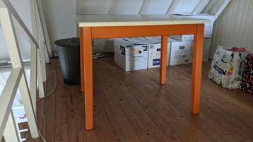Tafel met oranje onderstel beschikbaar voor biedingen