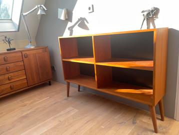 Deens teak houten wandkast op ronde pootjes beschikbaar voor biedingen