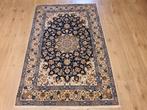 Vintage handgeknoopt perzisch tapijt isfahan 170x109, Huis en Inrichting, 100 tot 150 cm, 150 tot 200 cm, Overige kleuren, Gebruikt