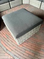Tuin salontafel/hocker grijs kunststof met dik grijs kussen, Tuin en Terras, Ophalen, Zo goed als nieuw