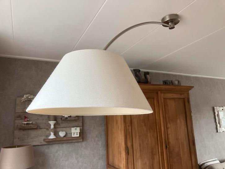 Mooie booglamp, Huis en Inrichting, Lampen | Vloerlampen, Zo goed als nieuw, 100 tot 150 cm, Metaal, Stof, Ophalen of Verzenden
