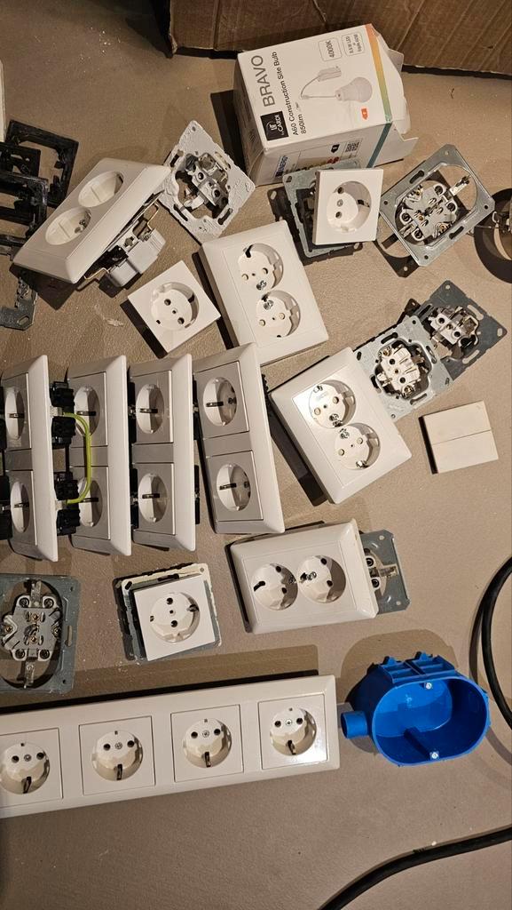 Jung Electra Crème AS500 partij stopcontact alpine wit, Doe-het-zelf en Verbouw, Elektra en Kabels, Gebruikt, Overige typen, Ophalen of Verzenden