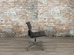 Vitra EA107 bij TheReSales, Huis en Inrichting, Stoelen, Zwart, Ophalen of Verzenden, Zo goed als nieuw, Metaal