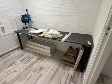Werk tafel met zwarte verstelbare poten 220x65cm voor; beschikbaar voor biedingen