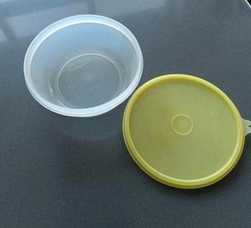 Tupperware schaal met deksel beschikbaar voor biedingen