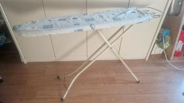 Strijkplank met hoes beschikbaar voor biedingen