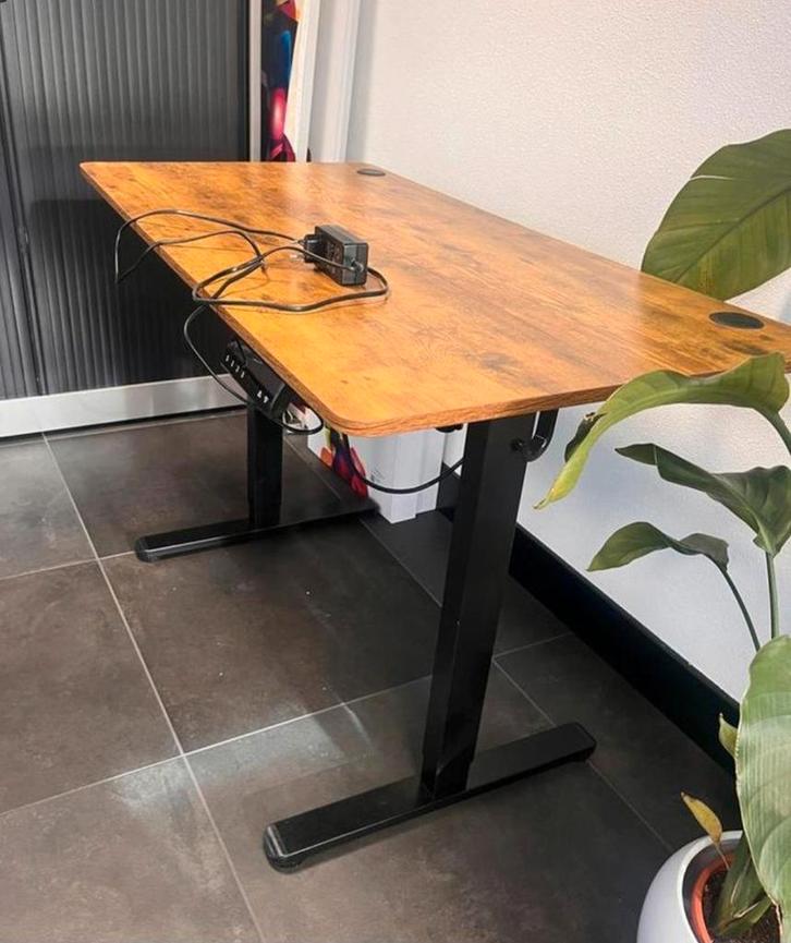 Zit sta bureaus, elektrisch in hoogte verstelbaar, 3 stuks, Huis en Inrichting, Bureaus, Gebruikt, Elektrisch, In hoogte verstelbaar