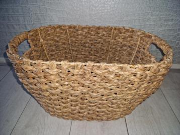 Een leuke en een mooie mand die van waterhyacint is gemaakt beschikbaar voor biedingen
