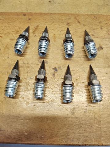 8 stuks M8 Spikes plus Inserts   beschikbaar voor biedingen