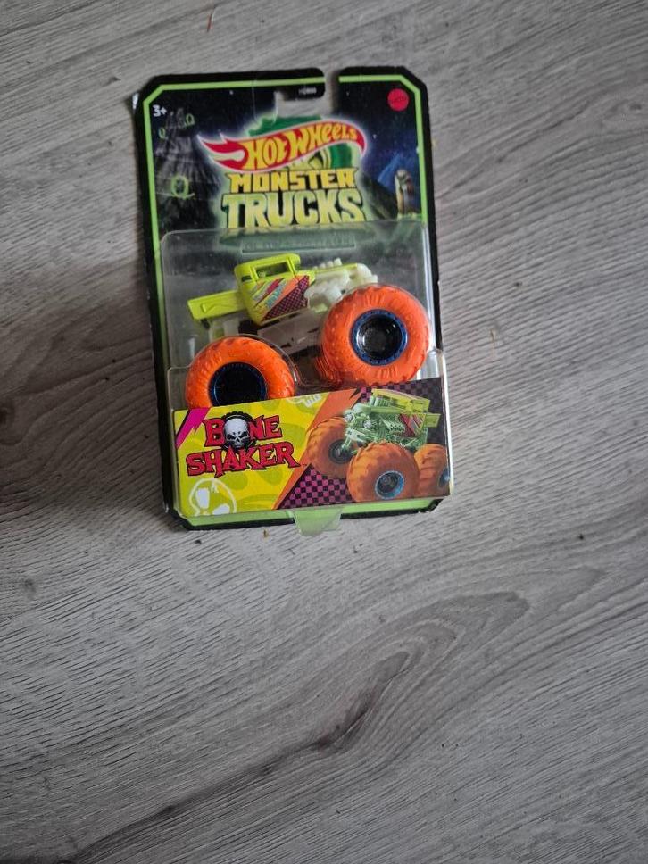 hot wheels monster truck glow in the dark bone shaker, Hobby en Vrije tijd, Modelauto's | Overige schalen, Nieuw, Auto, Ophalen of Verzenden