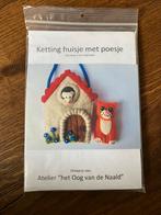 Nieuw vilt pakketje: ketting huisje met poes, Hobby en Vrije tijd, Vilt, Ophalen of Verzenden, Nieuw, Figuurtje(s)