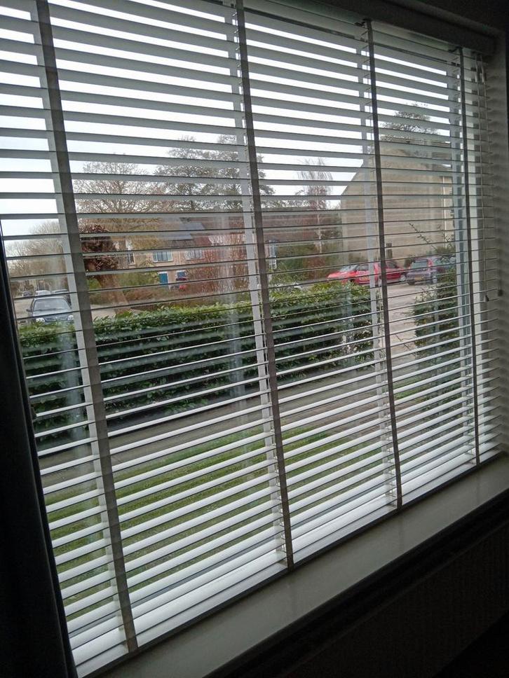 TE KOOP Witte horizontale houten jaloezie, Huis en Inrichting, Stoffering | Gordijnen en Lamellen, Gebruikt, Minder dan 100 cm