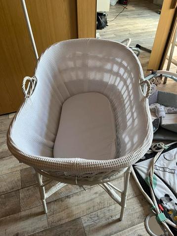 Witte babywieg beschikbaar voor biedingen