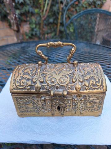 Oude messing geld/ sieraden kistje beschikbaar voor biedingen